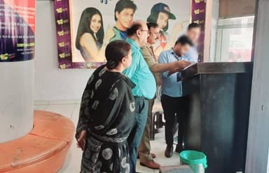 #baghpatpolice
बड़ौत स्थित आई म्यूजिका मॉल में बाल श्रम की सूचना पर थाना एएचटीयू बागपत, श्रम विभाग, प्रोबेशन विभाग एवं अ...