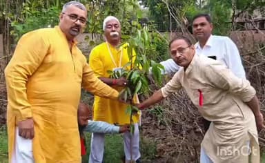 लखीसराय: चानन प्रखंड के कुंदर कबीर मठ परिसर में शौर्य दिवस पर पौधारोपण अभियान
