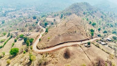प्रधानमंत्री जनमन योजना के तहत चाऊरडोंगरी गांव अब 3 किलोमीटर लंबी बारहमासी पक्की सड़क से जुड़ गया, जिससे वर्षों पुराना आ...