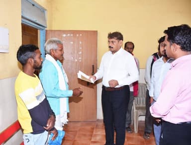 सुशासन तिहार के तहत कलेक्टर श्री गोपाल वर्मा ने पिपरिया तहसील कार्यालय पहुंचकर आवेदन प्रक्रिया का निरीक्षण किया और नागरि...