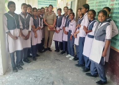 थानेसर: कुरुक्षेत्र पुलिस सेफ सिटी टीम ने राजकीय स्कूल में छात्र-छात्राओं को महिला जागरूकता अभियान के तहत जानकारी दी