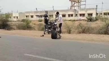 बटियागढ़: बटियागढ़-हटा मार्ग पर बाइक सवार अनियंत्रित होकर गिरे, राहगीरों ने की मदद