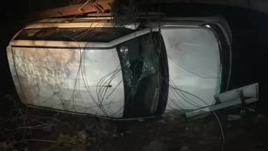 मंदसौर: कृषि उपज मंडी रोड पर भारत सरकार लिखी गाड़ी बिजली के पोल से टकराकर खाई में पलटी