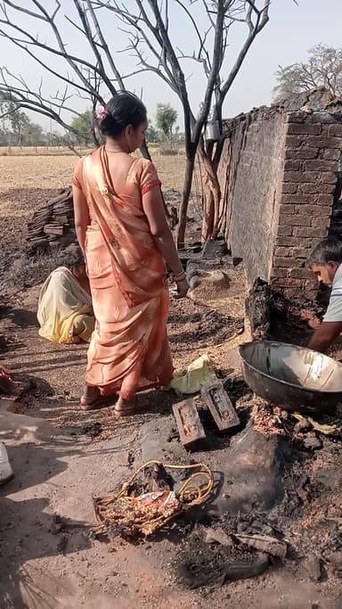 कल रजरवार में आग लगने से राजेन्द्र सिंह मलखान आदिवासी का घर रामलाला इंद्रजीत सिंह का खेत में गेहूं जल के नष्ट हो गया है