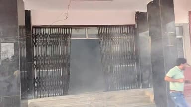 बारां जिला मुख्यालय पर जिला कलेक्ट्रेट कार्यालय में लगी भीषण आग,, मौके पर मची अफरा-तफरी, दमकलें, एंबुलेंस, पुलिस की गाड़...