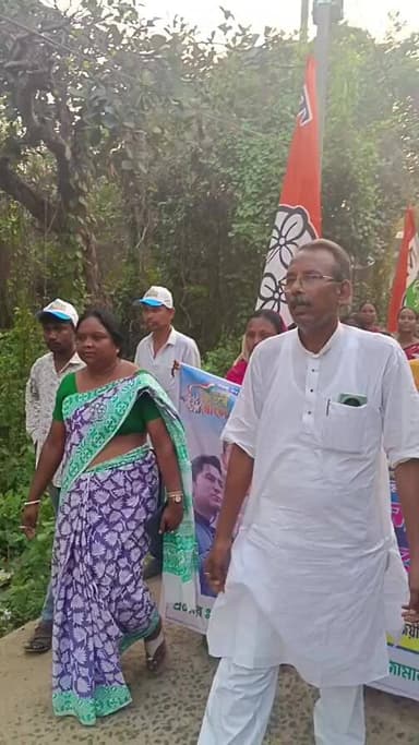 ভূতনাথ মালিকের সমর্থনে জামালপুর ব্লকের সেলিমাবাদ থেকে কৃষ্ণচন্দ্রপুর পর্যন্ত মহা মিছিল। প্রতিনিধি-পাপাই কাপাসি...