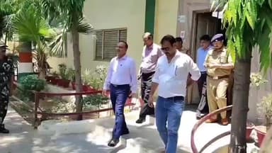 इटावा: सदर इलाके में होमगार्ड भर्ती परीक्षा केंद्र का डीएम और एसएसपी ने किया निरीक्षण, वाहनों का किराया निर्धारित किया गया है