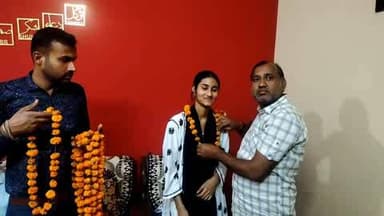 डलमऊ: पत्रकार की पुत्री ने जिले में छठवां स्थान प्राप्त किया, पत्रकार संघ एवं नामित सभासद ने छात्रा को किया सम्मानित