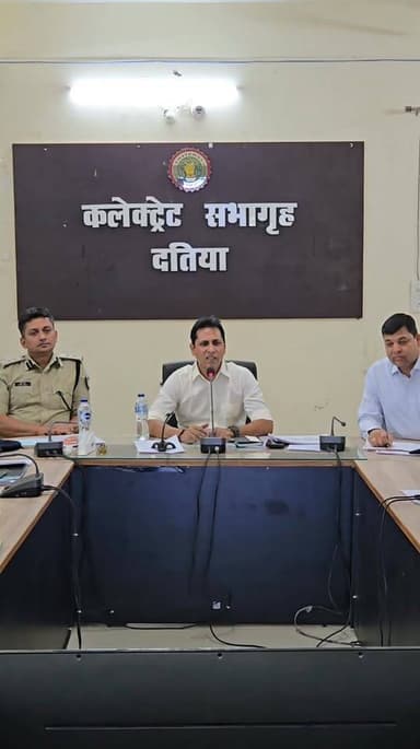 कलेक्टर श्री स्वप्निल वानखड़े एवं पुलिस अधीक्षक श्री सूरज वर्मा द्वारा कानून व्यवस्था एवं सड़क सुरक्षा समिति की संयुक्त ...