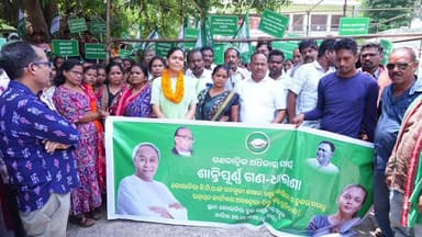 ଝାରସୁଗୁଡା: ବିଡ଼ିଓଙ୍କ ମନମୁଖୀ କାର୍ଯ୍ୟକଳାପ ଓ ନିର୍ବାଚିତ ପ୍ରତିନିଧି ଙ୍କୁ ଅସମ୍ମାନ ଅଭିଯୋଗ, କୋଲାବିରାରେ ବିଜେଡି ପକ୍ଷରୁ ରେଲି ଓ ଗଣଧାରଣା