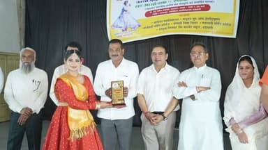 कथक नृत्य का अद्भुत प्रदर्शन...
-------
कथक की प्रस्तुति से बालिकाओं ने दर्शकों का मन मोह लिया
--‐----
कथक समारोह जैसे ...