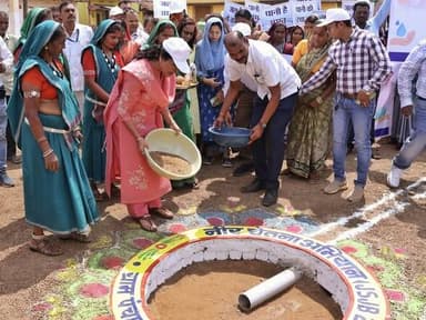 नीर चेतना अभियान : कलेक्टर श्रीमती दिव्या उमेश मिश्रा सहित बड़ी संख्या में लोगों ने ग्राम खुरसुनी में सोकपिट निर्माण में...