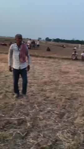 कोरांव: कोरांव के हाइवा ट्रक चालक की दुद्धी चोपन में ट्रक पलटने से दबकर हुई मौत, परिजनों ने गांव में किया दाह संस्कार