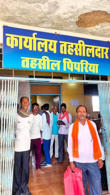 सुशासन तिहार के तहत कलेक्टर श्री गोपाल वर्मा ने पिपरिया तहसील कार्यालय पहुंचकर आवेदन प्रक्रिया का निरीक्षण किया और नागरि...