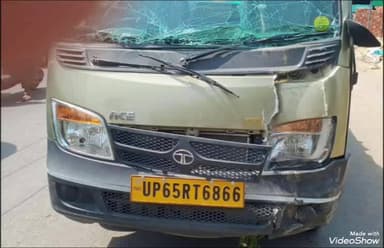 चुनार: मैजिक चालक को आई झपकी, हाई टेंशन बिजली के पोल में मारी टक्कर, बड़ा हादसा टला