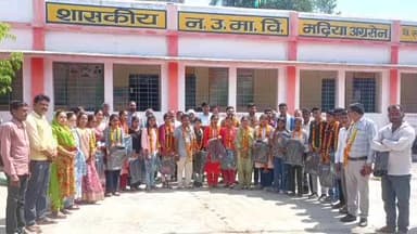 गढ़ाकोटा: मढ़िया सरपंच ने मेधावी छात्र-छात्राओं का किया सम्मान, निजी राशि से स्कूल बैग और पेन बांटे