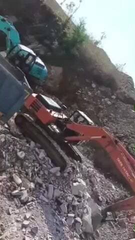 विजयराघवगढ़: जमुआनी कलां में खुलेआम पत्थर का अवैध उत्खनन, माफिया शासन को लगा रहे राजस्व का चूना