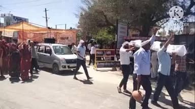 नावां: नावां में पुलिस प्रशासन का पुतला बनाकर निकाली गई अर्थी, एसडीएम कार्यालय के सामने फूंका गया पुतला