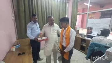 कासगंज: हाईस्कूल में जिला टॉप करने वाले छात्र अधीत प्रताप सिंह को सुरज प्रसाद डागा इंटर कॉलेज में सम्मानित किया गया