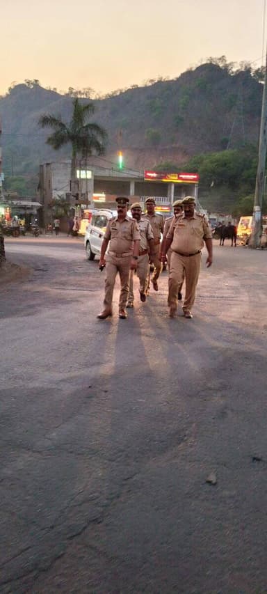 जनपद में कानून व्यवस्था के दृष्टिगत #SP_SBR के निर्देशन में सुरक्षा व्यवस्था बनाए रखने हेतु समस्त थाना/चौकी प्रभारी द्वा...