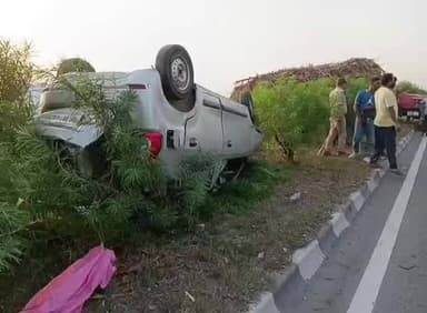 शाहाबाद: दिल्ली-लखनऊ हाईवे 24 पर तेज रफ्तार कार ने बाइक को मारी टक्कर, एक की मौत और एक घायल, वीडियो हुआ वायरल