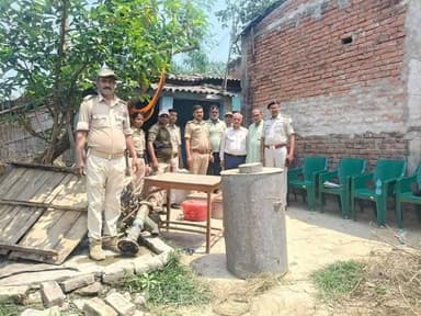 सिंहवाड़ा थाना कांड संख्या 268/24 में फरार सूरज सहनी पिता स्व0 राम जतन सहनी सा0 मानिकौली थाना सिंहवाड़ा के घर पर मजिस्ट्...