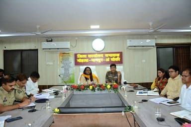 लॉ एंड ऑर्डर को लेकर कलेक्टर श्रीमती तुलिका प्रजापति एवं एसपी श्री यशपाल सिंह ने ली समीक्षा बैठक।
- अवैध शराब परिवहन व ...