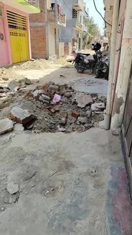 फैजुल्लागंज द्वितीय क्षेत्र के अंतर्गत श्याम विहार कॉलोनी में मौर्या बैंकेट हाल की गली में आधी सड़क का निर्माण हो रहा है