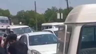 धार: एक्लारा में शराब से भरी आईसर पलटी, ग्रामीणों ने लूटी शराब