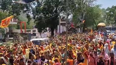 टेहरोली: धवाकर में शतचंडी महायज्ञ की भव्य कलश यात्रा निकली, DJ की धुन पर थिरके युवा