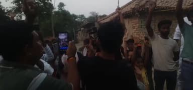 सीतामढ़ी के एसपी को झूठा केस फॉल्स करने की चेतावनी डुमरा थाना क्षेत्र के भवप्रसाद ग्राम वासियों ने दिया।
#spsitamarhi #d...