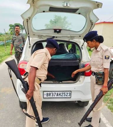 किशनगंज एसपी श्री संतोष कुमार निर्देशन में पश्चिम बंगाल से सटे सीमावर्ती क्षेत्रों में निर्वाचन को दृष्टिगत रखते हुए विश...