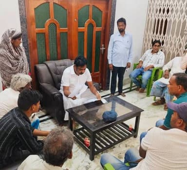 बहादुरगंज विधायक तौसीफ आलम द्वारा हर दिन की तरह आज भी अपने निजी आवास पर क्षेत्र के लोगों की समस्याओं को ध्यानपूर्वक सुना...