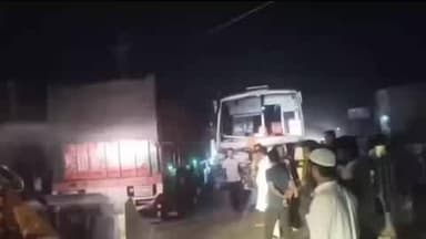 जौनपुर: जायरिनो में भारी टूरिस्ट बस हादसे का शिकार, ट्रक की टक्कर में बस में सवार तीन लोग हुए घायल