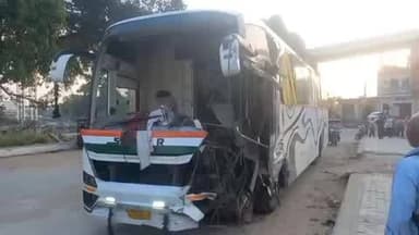जौनपुर: तेज रफ्तार की कहर, सड़क के किनारे खड़ी ट्रक और डीसीएम से यात्रियों से भरी बस टकराई, एक की मौत, पांच घायल
