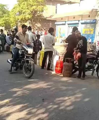 उन्नाव: अचलगंज के हड़हा में गैस एजेंसी के बाहर सुबह से लगी भीड़