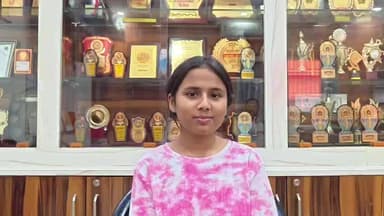 लातेहार: मैट्रिक में जिला टॉपर रूपाली राज ने सफलता का श्रेय SVM के शिक्षकों और अभिभावकों को दिया