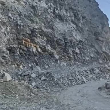 हंगरंग: मलिंग नाला समीप सड़क को BRO कर रहा ठीक, पहाड़ों से गिर रहे पत्थर, फिलहाल वाहनों की आवाजाही जारी