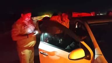 अलीगंज: जैथरा पुलिस ने काली नदी पुल पर देर रात चलाया सघन चेकिंग अभियान, संदिग्ध वाहनों की तलाशी व लोगों से की पूछताछ