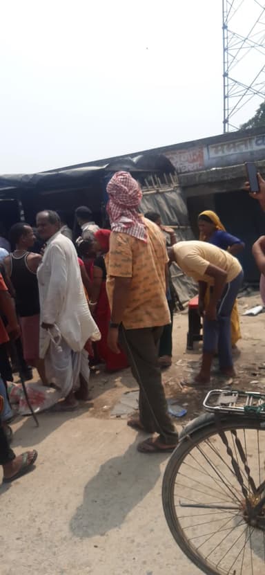 मधेपुर थाना के लक्ष्मीपुर चौक पर पुलिस की कड़ी निगरानी में हो रहा अतिक्रमण का काम l