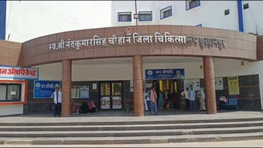 जिला अस्पताल के गार्डन में पशु पक्षियों के लिए लगाए गए पानी और दान पात्र #reel #burhanpur #mohandhakle