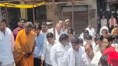 शिकोहाबाद: शिकोहाबाद अग्निकांड: पीड़ितों के साथ खड़ी समाजवादी पार्टी, सांसद अक्षय यादव ने दी हर संभव मदद का भरोसा