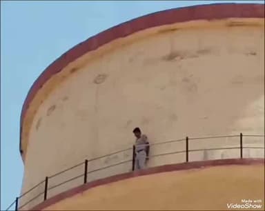 जालौर: जमीन विवाद को लेकर एक युवक पानी की टंकी पर चढ़ा