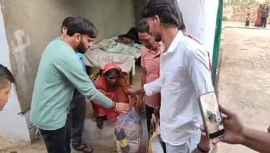 नरवर युवा फाउंडेशन के अध्यक्ष बिलाल खान द्वारा गरीब शाक्य समाज की महिला को किया गया राशन बितरण एवं हर संभव मदद हेतु दिया गया आश्वासन।
#नरवर #Narwar