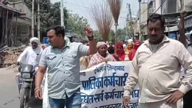 बहादुरगढ़: अग्निशमन विभाग के हड़ताली कर्मचारियों के समर्थन में सफाई कर्मचारियों का झाड़ू प्रदर्शन