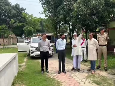 किशनगंज: जिलाधिकारी विशाल राज ने ऐतिहासिक महीनगाँव स्टेट का भ्रमण किया, पांडुलिपियों का अवलोकन किया