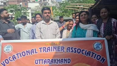 Live:-छात्रों को #रोजगार की शिक्षा देने वाले 300 शिक्षक खुद हो गए #बेरोजगार,