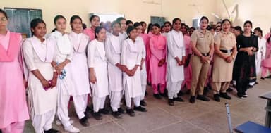 थानेसर: उमरी के राजकीय विद्यालय में छात्राओं को सेफ सिटी टीम द्वारा महिला अपराधों के बारे में जानकारी दी गई
