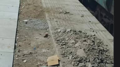 इंद्रगढ़: लाखेरी में रेलवे स्टेशन पर फर्श निर्माण कार्य में घटिया सामग्री के उपयोग की शिकायत, रेलवे विभाग से कार्रवाई की मांग