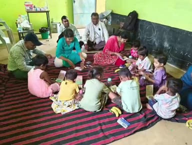 मगरलोड: आंगनबाड़ी के निरीक्षण में पहुंची सीईओ ने बच्चों को बांटी पानी की बोतल, कलर और ड्राइंग बुक